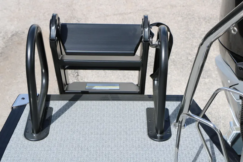 Slide: The Image of Evotti 725 CS Tri-Toon 2026 boat ladder on textured deck surface. - 43