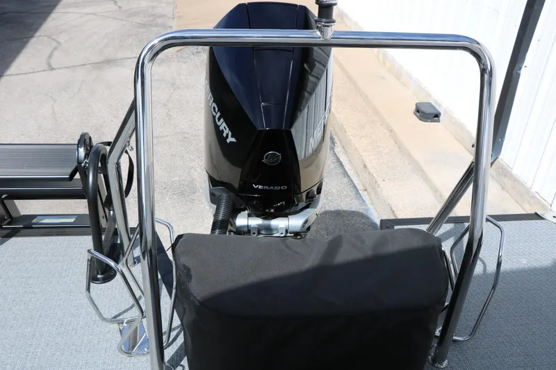 Slide: The Image of 2026 Evotti 725 CS Tri-Toon with Mercury Verado engine, rear view. - 44