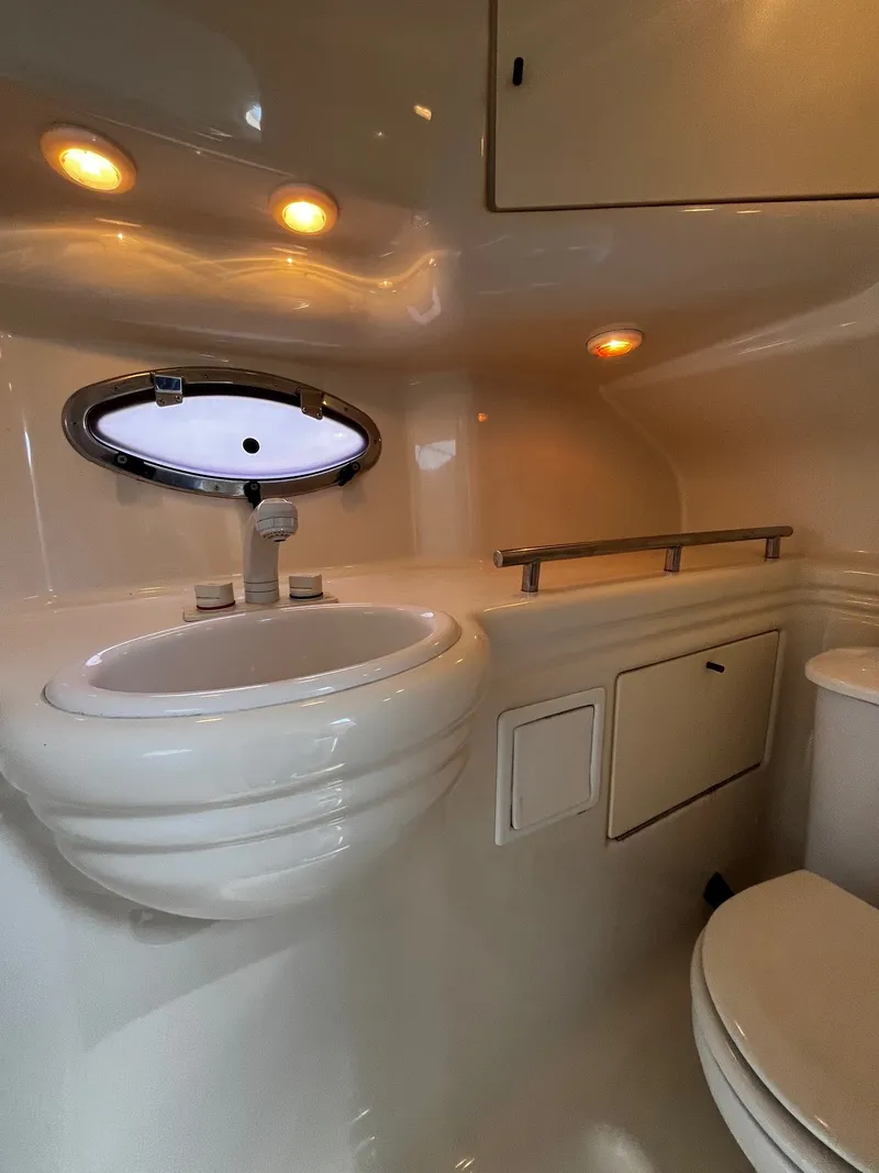 Slide: The Image of Interior of 1998 Maxum 2700 SCR with sink and toilet. - 21