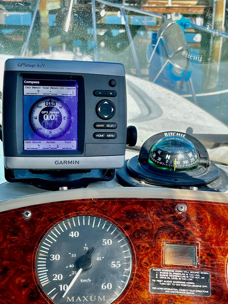 Slide: The Image of Maxum 2700 SCR 1998 dashboard with Garmin GPS and compass. - 9