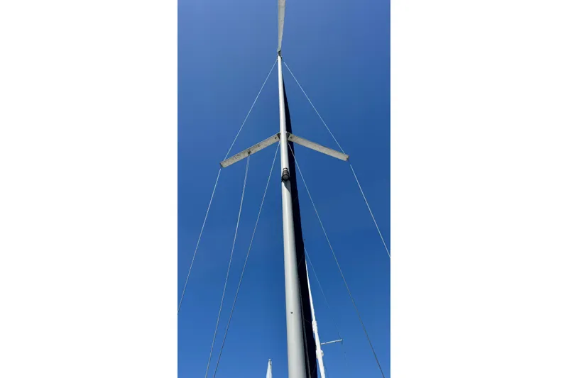 Slide: The Image of Mast of a 2003 Catalina 250 sailboat against a clear blue sky. - 8
