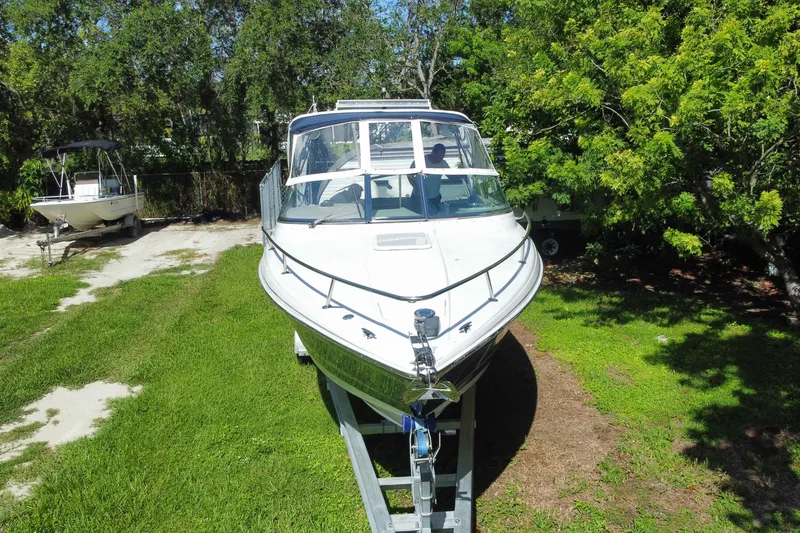 Slide: The Image of 2005 Formula 280 Sun Sport boat on trailer, surrounded by lush greenery. - 15