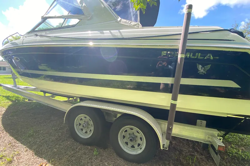 Slide: The Image of 2005 Formula 280 Sun Sport boat on trailer, side view in sunlight. - 60
