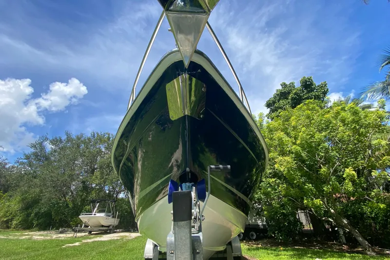Slide: The Image of 2005 Formula 280 Sun Sport boat on trailer, surrounded by lush greenery and blue sky. - 9