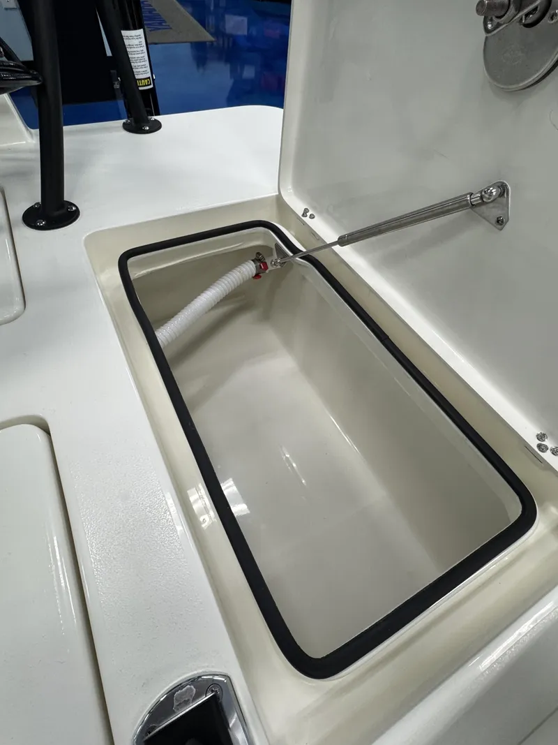 Slide: The Image of Maverick HPX-S 2026 boat hatch with open lid and hose connection. - 19