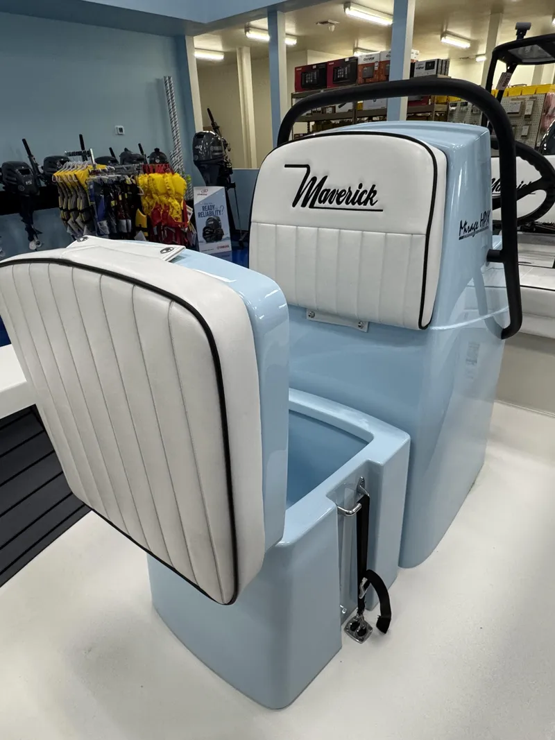 Slide: The Image of Maverick HPX-S 2026 boat seat in a store. - 26