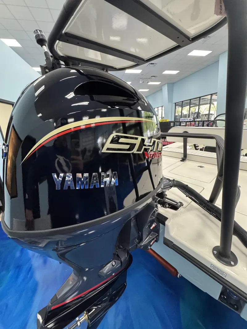 Slide: The Image of Yamaha outboard motor on Maverick HPX-V 2026 boat. - 18