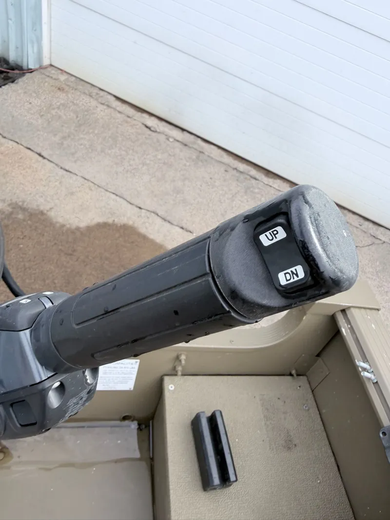 Slide: The Image of Close-up of control lever with up and down buttons, G3 Outfitter V177 T 2020. - 17