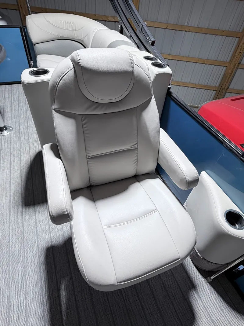 Slide: The Image of Comfortable seat on a 2018 Sylvan 8522 LZ LES boat. - 10