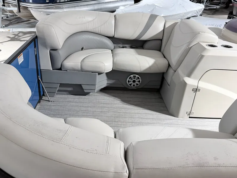 Slide: The Image of Interior of a 2018 Sylvan 8522 LZ LES pontoon boat. - 18