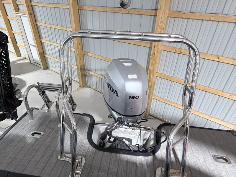Slide: The Image of Honda 150 outboard motor on Sylvan 8522 LZ LES boat, 2018 model. - 25