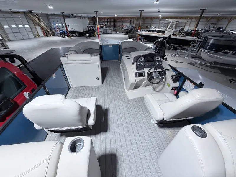 Slide: The Image of Interior of a 2018 Sylvan 8522 LZ LES pontoon boat. - 9