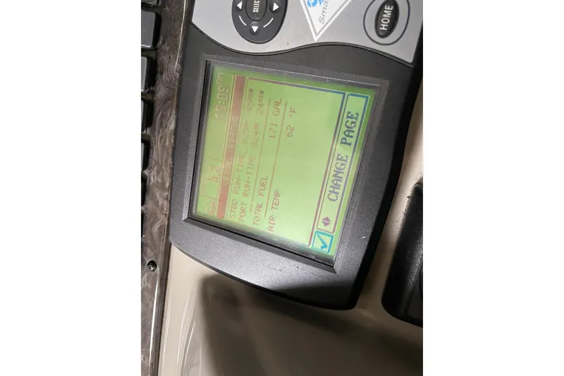 Slide: The Image of Display of a 2007 Sea Ray 440 Express showing operational data. - 20