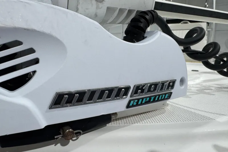 Slide: The Image of Minn Kota Riptide motor on a 2017 Mako 21 LTS boat deck. - 27