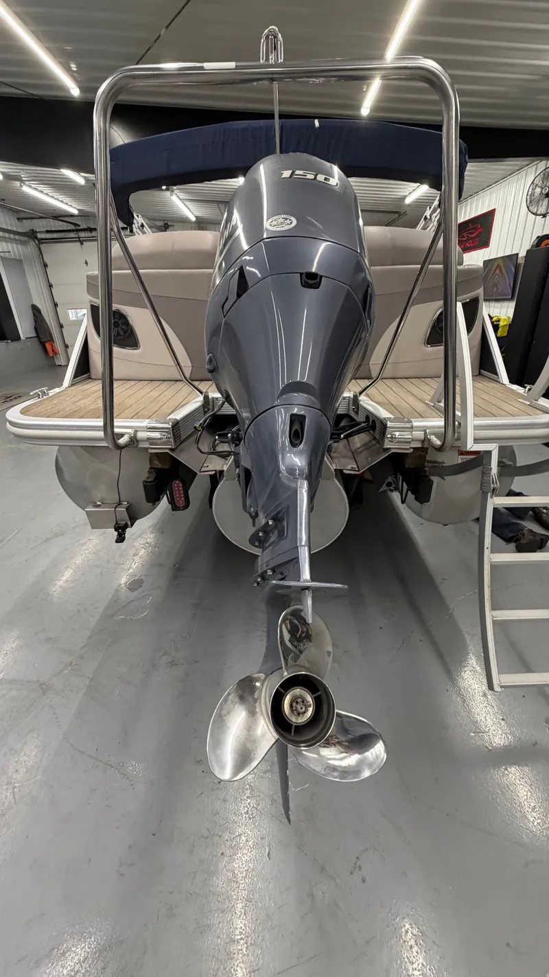 Slide: The Image of Rear view of a 2018 Bennington 25GSRCFB SPS TRI boat indoors. - 4