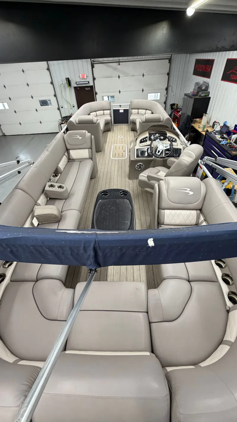 Slide: The Image of Interior view of a 2018 Bennington 25GSRCFB SPS TRI pontoon boat. - 5
