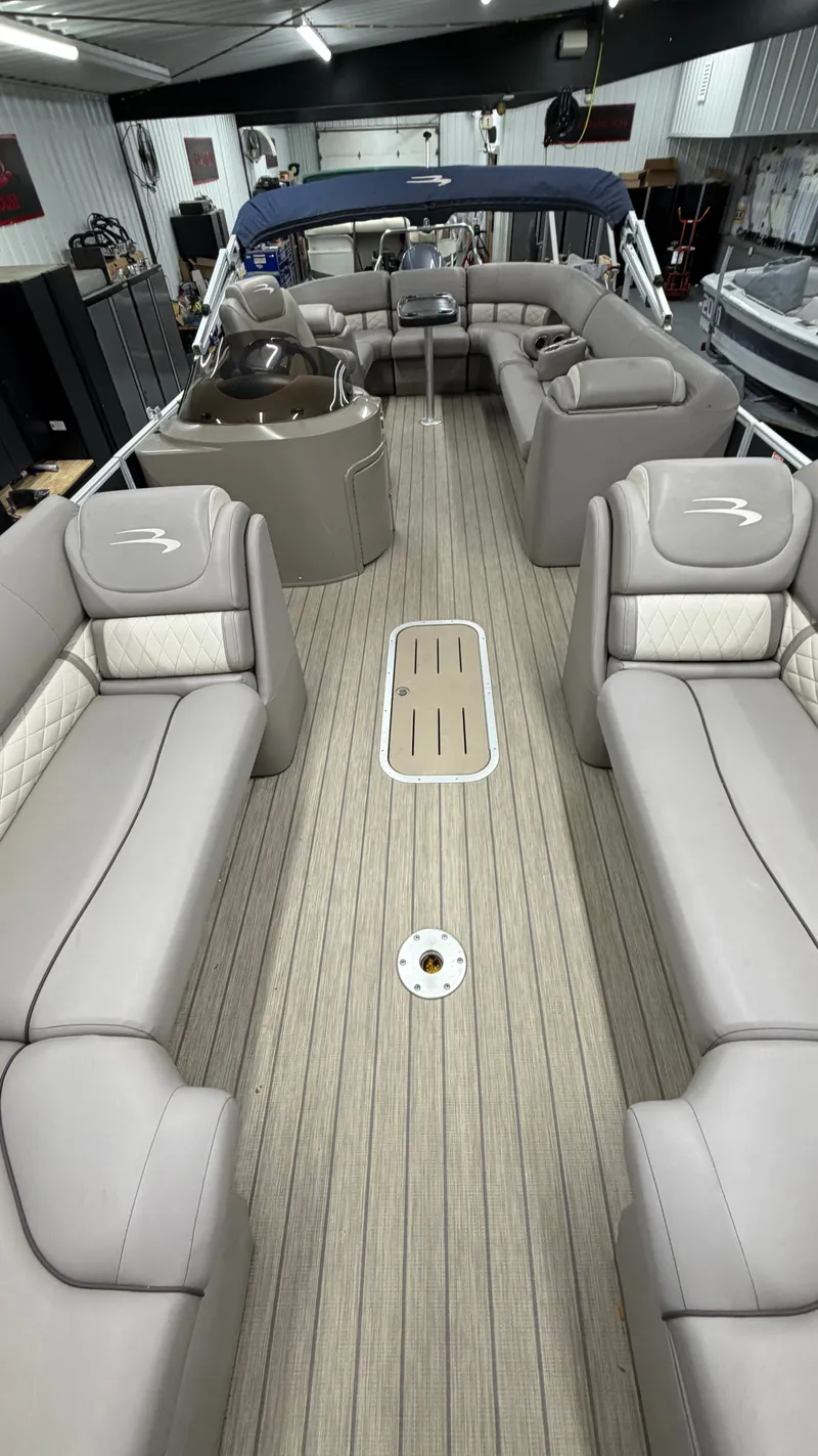 Slide: The Image of Interior of a 2018 Bennington 25GSRCFB SPS TRI pontoon boat. - 7