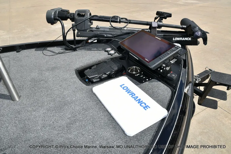 Slide: The Image of 2025 Ranger Z520R boat deck with Lowrance equipment. - 3