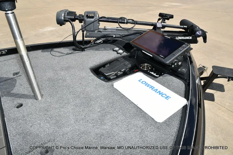 Slide: The Image of 2025 Ranger Z520R boat deck with Lowrance equipment. - 35