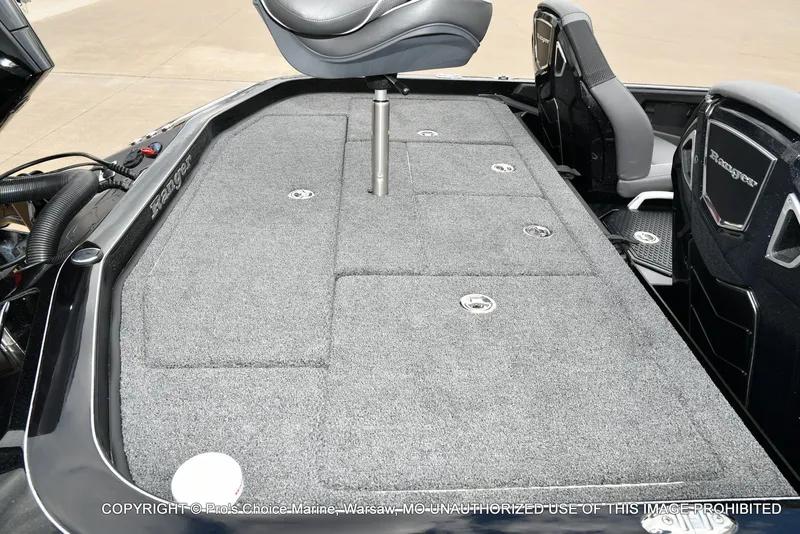 Slide: The Image of 2025 Ranger Z520R boat with gray carpeted deck and seat. - 38