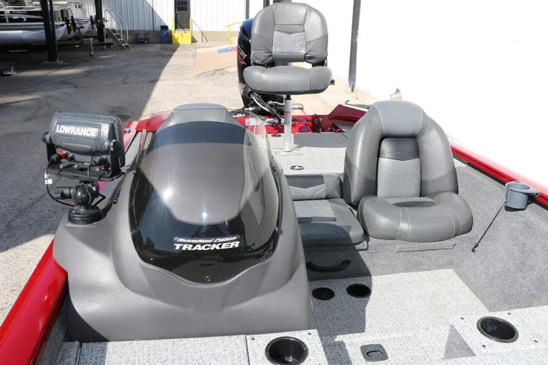 Slide: The Image of Bass Tracker 175 TXW 2020 with Lowrance Elite, gray seats. - 23