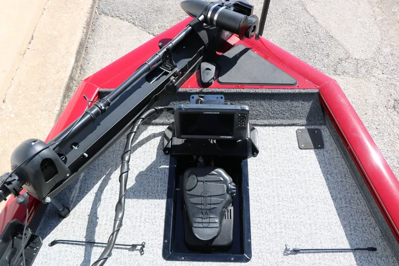 Slide: The Image of Bass Tracker 175 TXW 2020 with fish finder and trolling motor. - 24