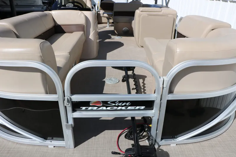 Slide: The Image of Interior of 2019 Sun Tracker Sport 22 Fish Deluxe pontoon boat. - 17