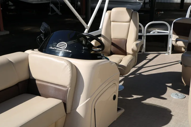 Slide: The Image of Interior of 2019 Sun Tracker Sport 22 Fish Deluxe pontoon boat. - 24