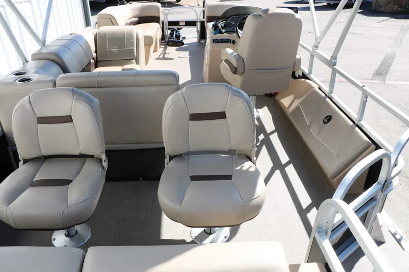 Slide: The Image of Interior of 2019 Sun Tracker Sport 22 Fish Deluxe pontoon boat. - 28