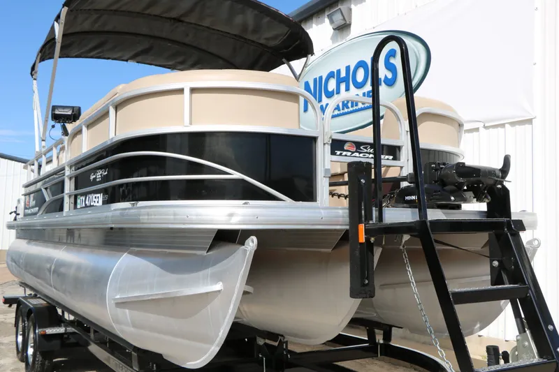 Slide: The Image of 2019 Sun Tracker Sport 22 Fish Deluxe pontoon boat on trailer. - 4