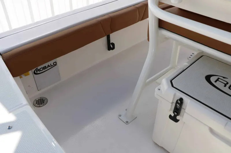 Slide: The Image of Robalo 246 Cayman 2026 - 39