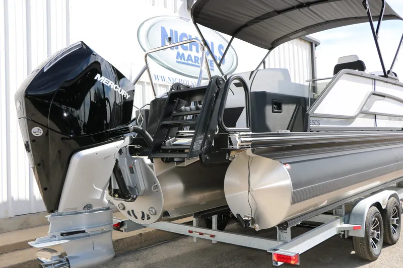 Slide: The Image of Evotti 725 CS Tri Toon 2026 with Mercury engine on trailer. - 17