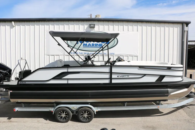 Slide: The Image of Evotti 725 CS Tri Toon 2026 on trailer in front of warehouse. - 25