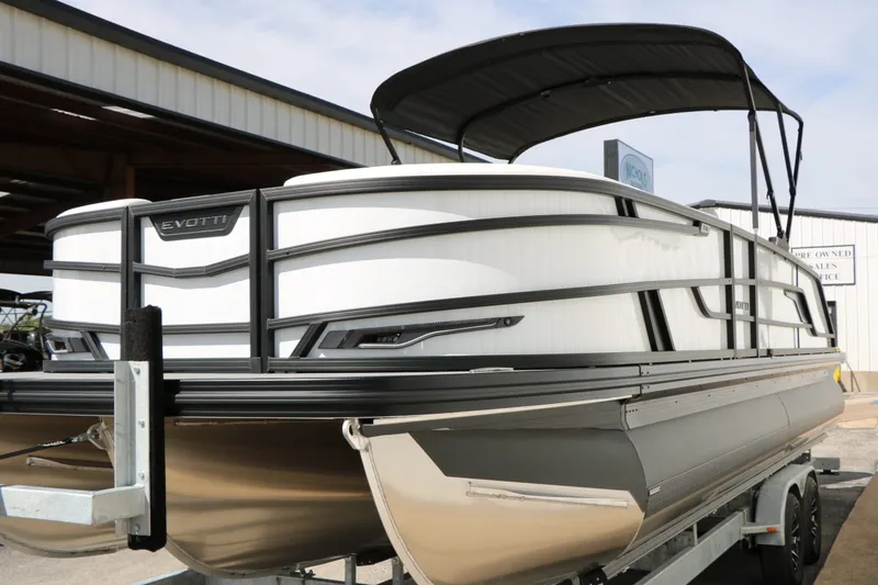 Slide: The Image of Evotti 725 CS Tri Toon 2026 pontoon boat on trailer. - 28