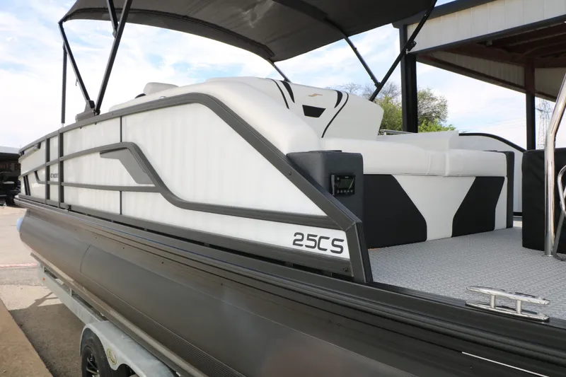 Slide: The Image of Evotti 725 CS Tri Toon 2026, luxury pontoon boat design. - 31