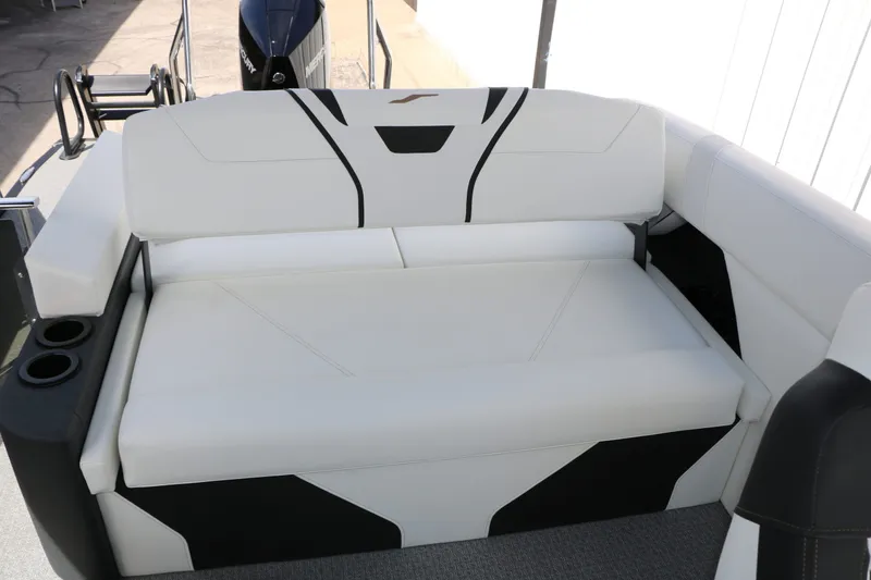 Slide: The Image of Evotti 725 CS Tri Toon 2026, luxurious white seating with black accents. - 39