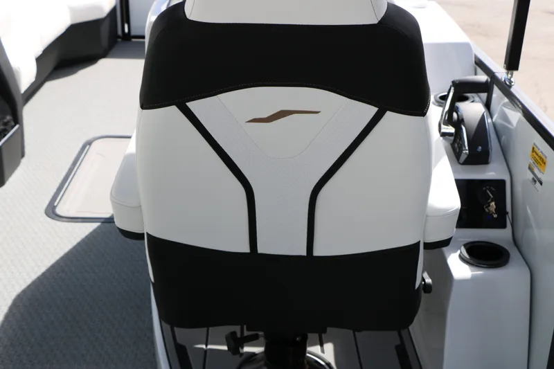 Slide: The Image of Evotti 725 CS Tri Toon 2026, luxurious boat seat. - 49