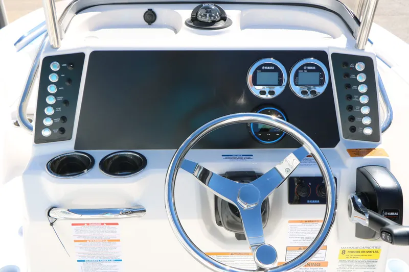 Slide: The Image of Robalo 226 Cayman 2026 helm with Yamaha instruments. - 30