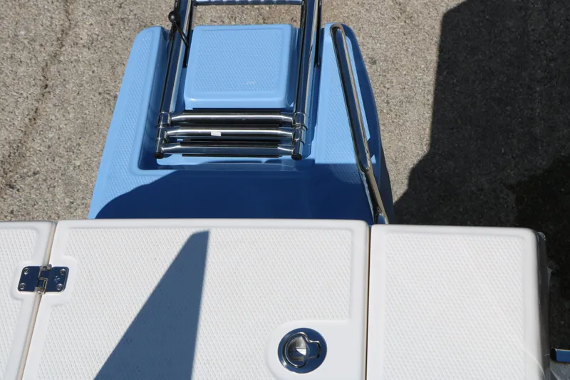 Slide: The Image of Robalo 226 Cayman 2026 boat rear with blue platform and ladder. - 38
