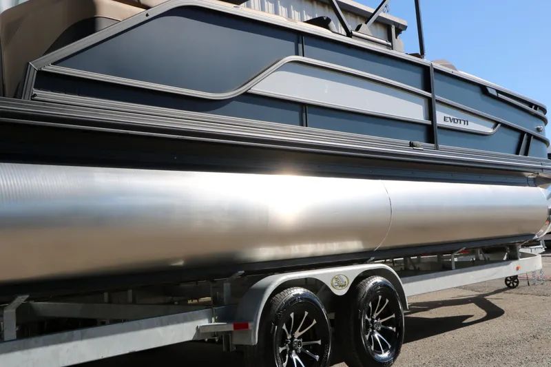 Slide: The Image of Evotti 525 QL Tri Toon 2026 on trailer, side view. - 12