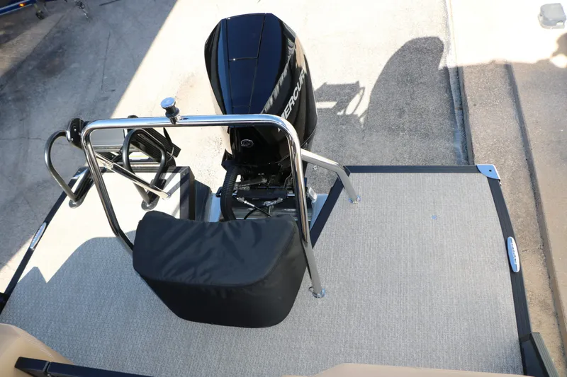 Slide: The Image of Evotti 525 QL Tri Toon 2026 with Mercury engine, rear view. - 24