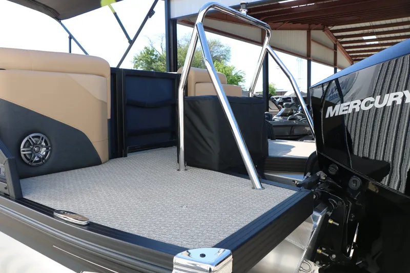 Slide: The Image of Evotti 525 QL Tri Toon 2026 with Mercury engine, interior view. - 46