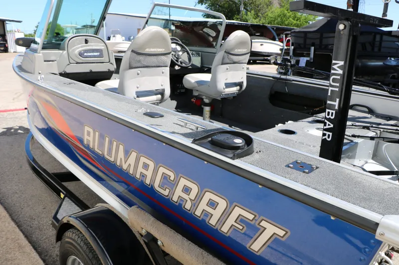 Slide: The Image of 2008 Alumacraft Dominator 165 Sport boat, interior view. - 12