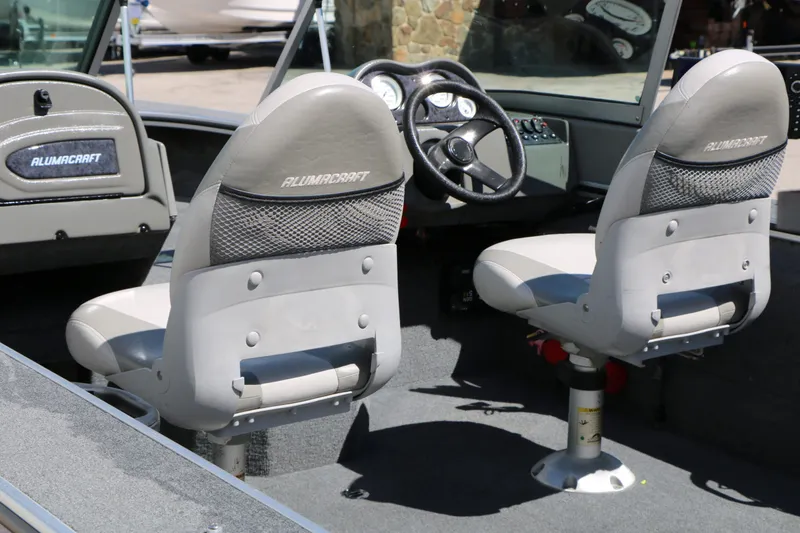 Slide: The Image of Interior of a 2008 Alumacraft Dominator 165 Sport boat. - 13