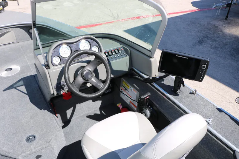 Slide: The Image of Interior view of a 2008 Alumacraft Dominator 165 Sport boat. - 15