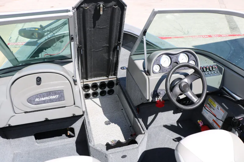 Slide: The Image of Interior of a 2008 Alumacraft Dominator 165 Sport boat. - 22