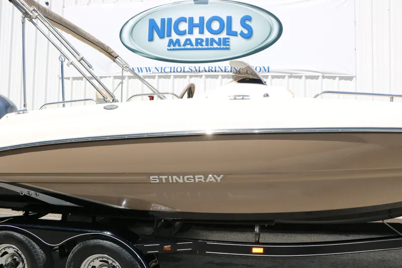 Slide: The Image of 2015 Stingray 192 SC boat at Nichols Marine. - 18