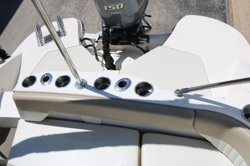 Slide: The Image of Rear view of a 2015 Stingray 192 SC boat with Yamaha engine. - 44