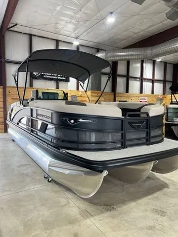 The Image of Bennington 22 M FASTBACK 2026 - 1