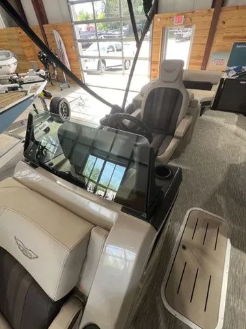 Slide: The Image of Bennington 22 M FASTBACK 2026 - 10